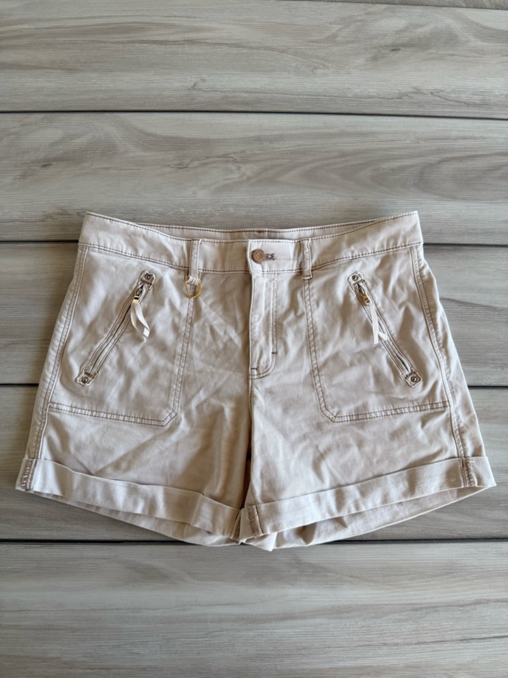 White House Black Market The Short Beige Size 6 EUC